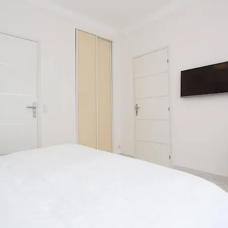 Mariott Area: Sunny 2 Beds /2 Baths Apartment Cannes