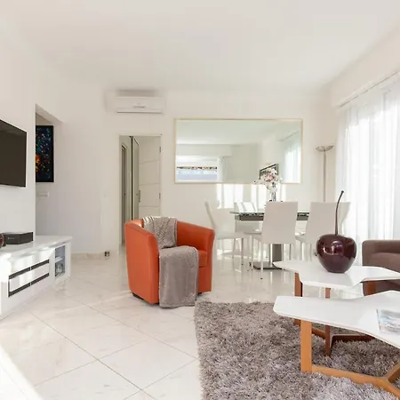 Mariott Area: Sunny 2 Beds /2 Baths Apartment Cannes