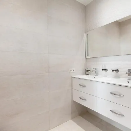 Mariott Area: Sunny 2 Beds /2 Baths * Cannes