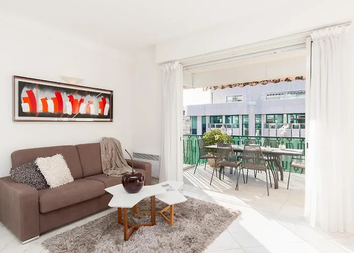 Mariott Area: Sunny 2 Beds /2 Baths شقة