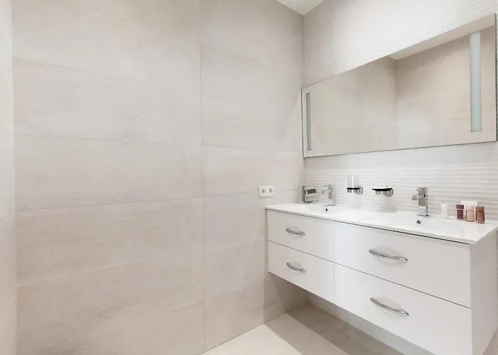 Mariott Area: Sunny 2 Beds /2 Baths * كان